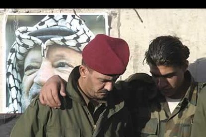 Las muestras de dolor se suceden a lo largo de la jornada. Los guardias de seguridad que rodean la Mukata no han podido evitar las lágrimas.