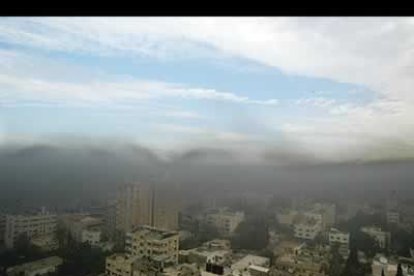 El humo de los neumáticos que se han quemado en señal de duelo cubre los territorios de Gaza.