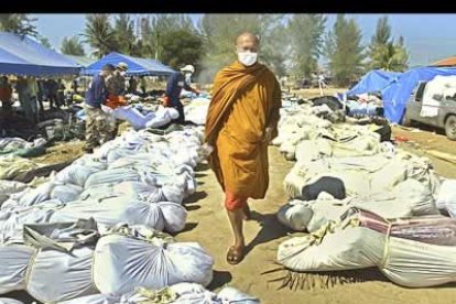 El balance de víctimas del maremoto supera ya los 80.000 muertos, aunque Cruz Roja los sitúa en más de 100.000.