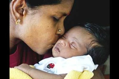 Entre tastas imágenes de desgracia, sorprenden algunas historias, como la de este bebé, que sobrevivió junto a su hermana gracias a un colchón.