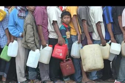 Tras la devastación la carencia de práctimente todos los productos básicos es alarmante. En la imagen, una cola de indonesios esperan para conseguir gasolina.