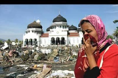 Las improvisadas morgues se multiplican al tiempo que las cifras de muertos no paran de aumentar.