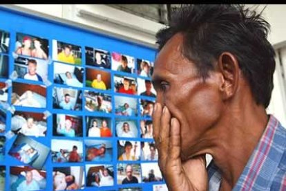 Hay quienes todavía buscan a sus seres queridos entre las decenas de fotografías que cuelgan de los hospitales.