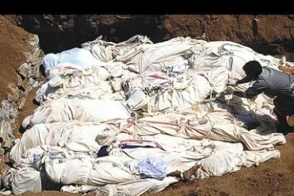 Para evitar epidemias, numerosos cuerpos yacen ya en fosas comunes improvisadas.