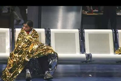 También los extranjeros desplazados a los puntos de la tragedia, como esta francesa recién llegada de su dramática aventura en el paraíso.