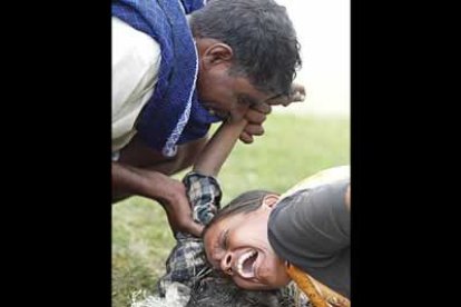 Las imágenes de dolor se repiten por los países arrasados por las terribles olas que ahogaron las costas del océano Ínidco.