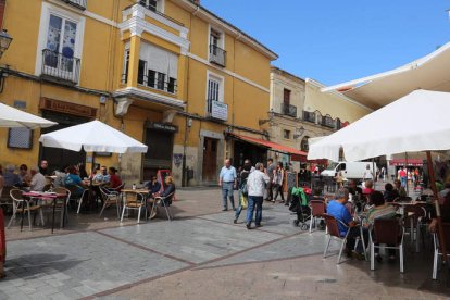 Terrazas en los bares de la llamada Plaza de las Tiendas, el corazón del Barrio Húmedo