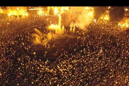 Miles de personas abarrotaron una céntrica plaza de Oviedo en una fiesta que se prolongó hasta altas horas de la madrugada.