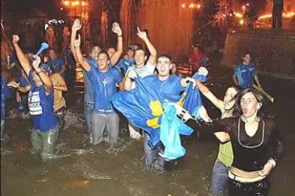 Las fuentes fueron escenario de la alegría de los ovetenses.