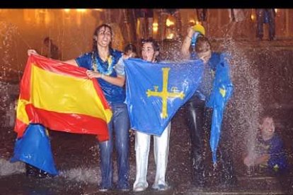Las banderas asturianas y españolas estuvieron omnipresentes en la noche de fiesta.