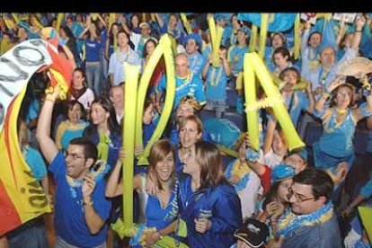 Y para que luego digan que la Fórmula 1 es una cosa de hombres... muchas chicas animaron a Alonso e incluso se vistieron con sus colores.