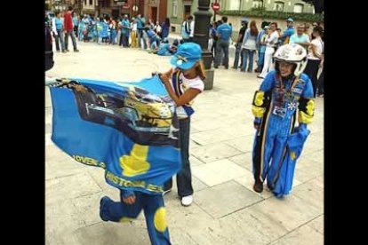 Los asturianos ya empezaron la fiesta por la tarde, en las horas previas a la carrera.