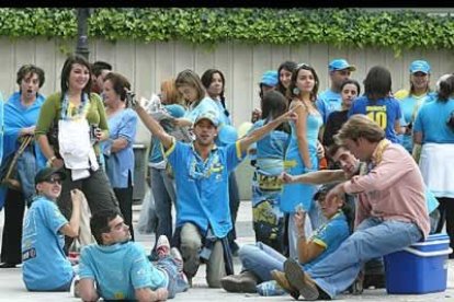 Colas desde primeras horas de la tarde para entrar en el Auditorio Príncipe Felipe de Oviedo para seguir el Gran Premio de Brasil en directo.