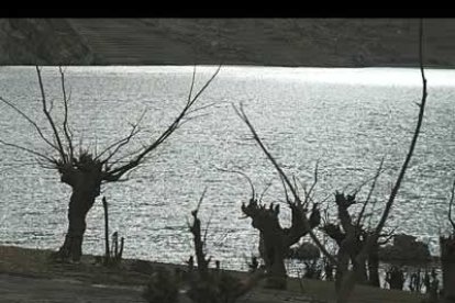Juego de figuras sobre el agua del pantano de Luna