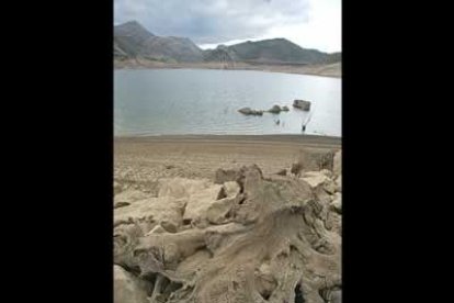 Los restos de algunas casas parecen flotar sobre el agua