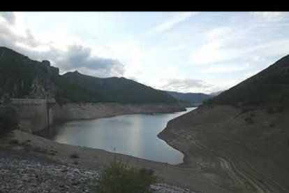 Las montañas parecen más altas que nunca gracias al bajo nivel del agua