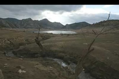 La poca agua que quedó en el pantano se divisa en la lejanía