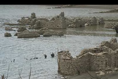 Más restos de las edificaciones que quedaron sumergidas para siempre bajo el embalse