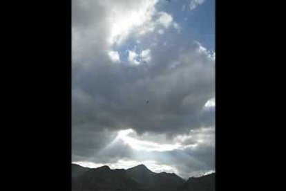 El juego de luces y sombras entre el cielo y el pantano, provocaron esta impresionante estampa