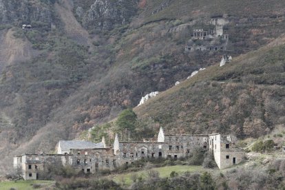 Vista del poblado de la Piela en la ladera de la Peña del Seo, donde solo queda una casa con tejado de pizarra, con la mina del wólfram arriba a la derecha. Corullón invierte 300.000 euros, con fondos en su mayor parte de la Diputación, para resucitar las ruinas del wólfram. L. DE LA MATA