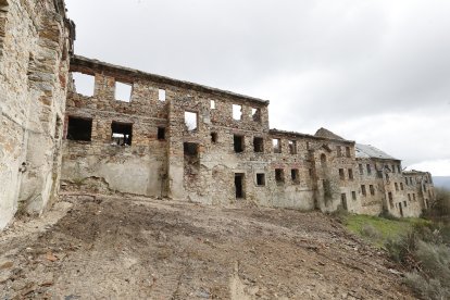 Los obreros de Drainsa, empresa local de la vecina Dragonte, han desescombrado y desbrozado el poblado, que alojó entre 1953 y 1958 a los mineros del wólfram antes de quedar abandonado. L. DE LA MATA