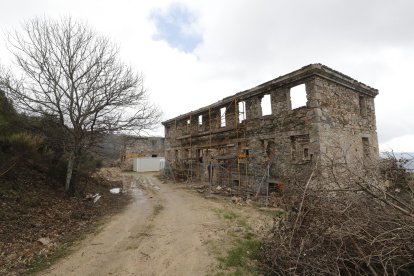 El centro de visitantes, polifuncional, permitirá reconstruir el edificio de lo que fue el antiguo cuartel de la Guardia Civil en el poblado. El wólfram, oro oscuro del Bierzo, llegó a ser un mineral muy codiciado. L. DE LA MATA