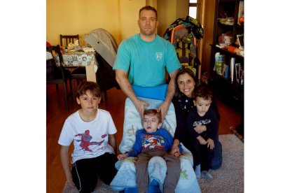 Gregorio junto a su familia. J. NOTARIO