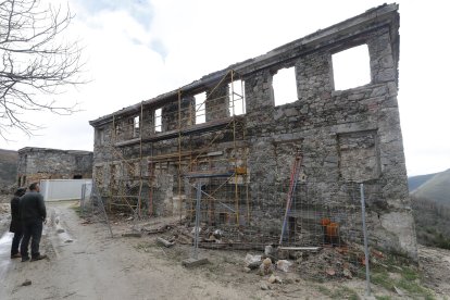Los andamios ya ocupan la fachada del antiguo cuartel. L. DE LA MATA