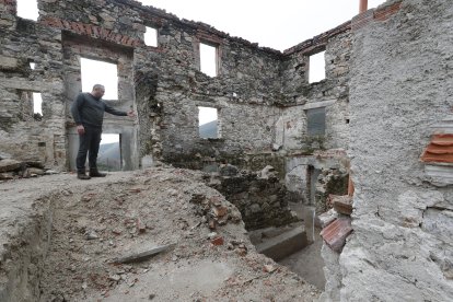 El alcalde de Corullón, Luis Alberto Arias, muestra el interior de lo que será el futuro centro de visitantes. L. DE LA MATA