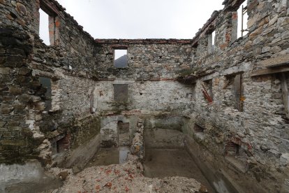 Otra imagen del interior del antiguo cuartel del poblado. L. DE LA MATA