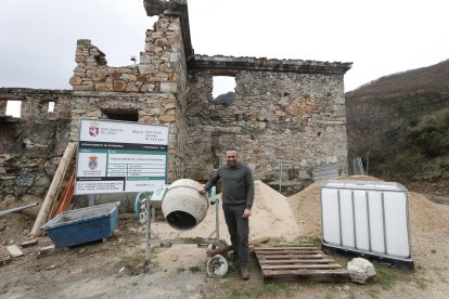 El alcalde, en el exterior del futuro centro de visitantes, que contará con un tejado a cuatro aguas con paneles de un composite de aluminio fabricado por Stac en su factoría de Villadecanes que tendrá un efecto espejo y reflejará el perfil de la Peña del Seo. L. DE LA MATA