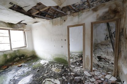 El Ayuntamiento quiere acondicionar la vivienda del vigilante en una segunda fase de las obras para mostrar como vivían las familias de los mineros del wólfram. L. DE LA MATA
