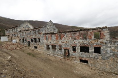 La calle principal, libre de maleza. Consolidar los muros de todos los pabellones de viviendas (las familias vivían en la primera y en la segunda planta y los solteros en los sótanos) es otro proyecto del Ayuntamiento de Corullón. L. DE LA MATA