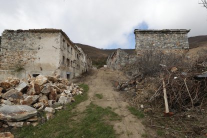 Calle principal. Las piedras de la izquierda permitirán construir escolleras en breve en la camino que continúa hacia la mina de wólfram. L. DE LA MATA