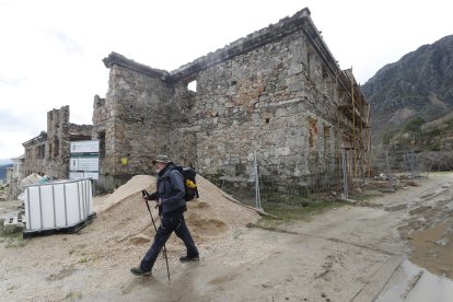 Un senderista llega al poblado. L. DE LA MATA