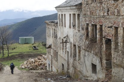 El depósito de agua del fondo es de un ganadero de Melezna que lleva su rebaño a la pradera donde termina el poblado. L. DE LA MATA