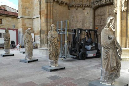 Desmontaje de las figuras del pórtico occidental. DL