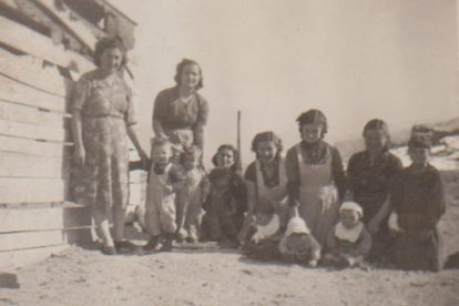 Mujeres e hijos de mineros del wólfram. CORTESÍA DE LUIS GARCÍA