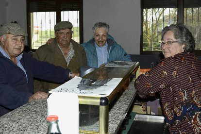 Eva María Rodríguez lleva el bar de Castellanos. ACACIO
