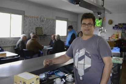 David José López gestiona el bar de Valdespino. ACACIO