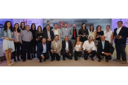 Los galardonados posan al término de la entrega de trofeos en la tradicional foto de familia.