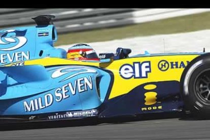 Fernando Alonso arrancó con grandes reflejos y supo echarse a la izquierda antes de entrar en la primera curva. Tras el primer giro ya era tercero, por detrás de «Schumi» y de Raikonen.
