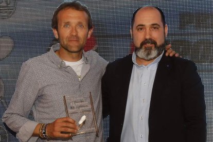 José E. Villacorta gana el premio de atletismo.