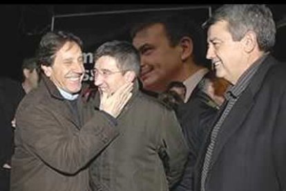Pese a la ausencia de su secretario general y candidato a la Presidencia, la familia socialista contó con el apoyo los secreatios Ángel Villalba (autonómico), Francisco Fernández (local) y Miguel Martínez (provincial).