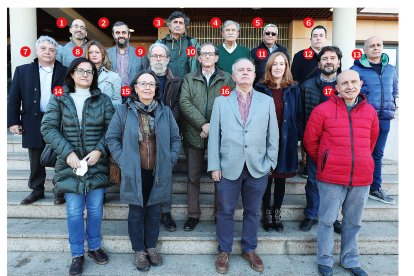 1. Felipe Martínez Pastor. 2. Avelino Álvarez Ordoñez. 3. Eloy Becares. 4. José María Luengo. 5. José Antonio Gil. 6. Saúl Blanco. 7. Vicente Martín. 8. Sonia Sánchez. 9. Javier González Gallego. 10. Antonio Morán. 11. Paz Herráez. 12. José Luis Mauriz. 13. Juan José Arranz. 14. Rosa Capita. 15. María Jesús Tuñón. 16. Carlos Alonso Calleja. 17. Secundino López. RAMIRO