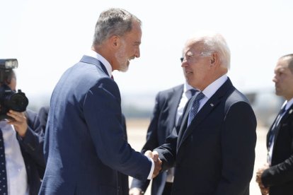 El rey Felipe VI recibe al presidente de Estados Unidos, Joe Biden, en la Base Aérea de Torrejón de Ardoz, en Madrid, para asistir a la cumbre de la OTAN que se celebra hasta el jueves 30 de junio. EFE