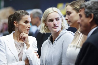 La reina Letizia conversa con Finnegan y Maisy Baiden, nietas del presidente estadounidense Joe Biden, y la primera dama de Estados Unidos, Jill Biden, durante su visita al centro de acogida de refugiados ucranianos, en Pozuelo de Alarcón (Madrid). EFE