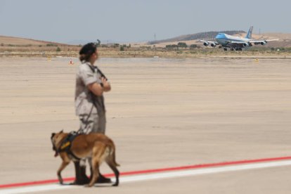 El Air Force One aterriza en la base de Torrejón de Ardoz. EFE