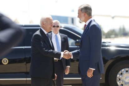 Primer saludo entre Biden y Felipe VI a su llegada a la base de Torrejón. EFE
