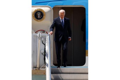 Biden desciende las escaleras del icónico avión del mandatario estadounidense. EFE